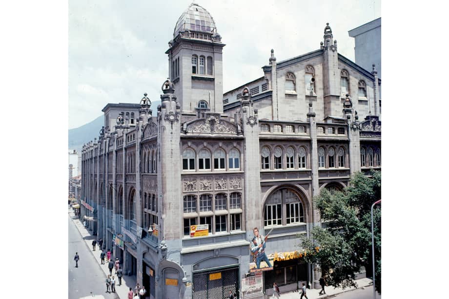 El Teatro Junín de Medellín fue demolido el 5 de octubre de 1967.