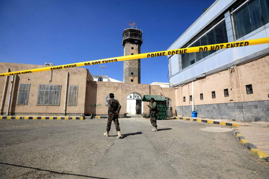 Soldados hutíes patrullan en el aeropuerto de Saná (Yemen).