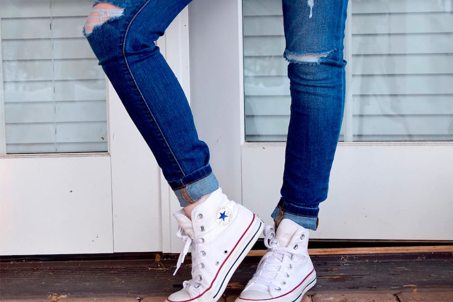 Hay unos jeans que para llevarlos a la moda deben tener un dobles, por ello te explicamos cómo llevarlos con ciertos tenis.