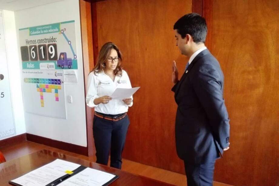 Víctor Saavedra tomando juramento de posesión ante la entonces ministra de Eduacación, Gina Parody. / Archivo-El Espectador