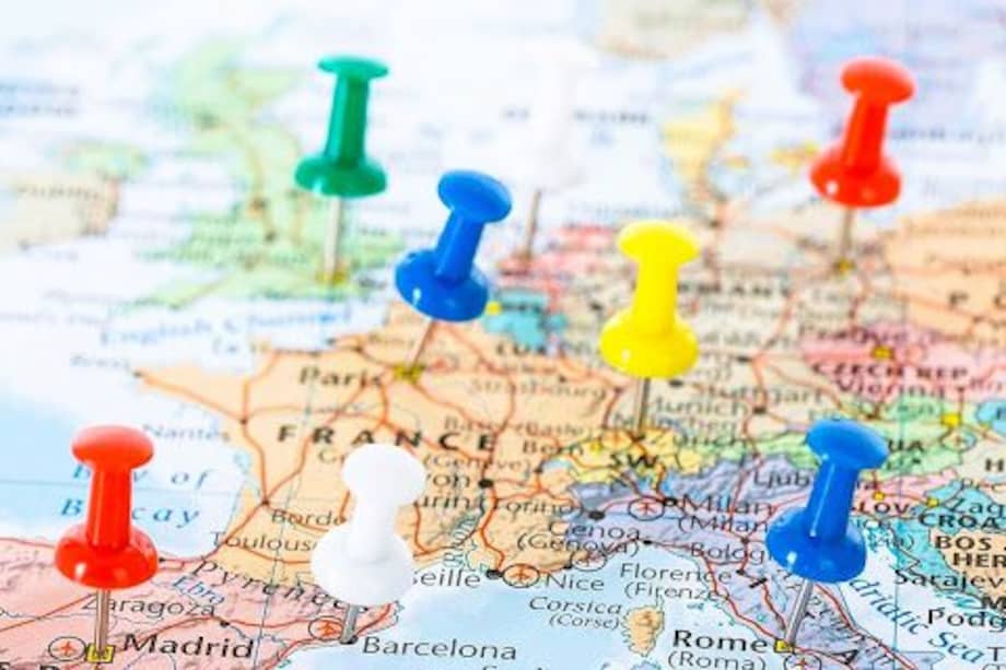 La genealogía ha tomado un nuevo giro, ya qué con solo un par de clics, puedes descubrir el origen, el significado y la distribución de tu apellido en todo el mundo.