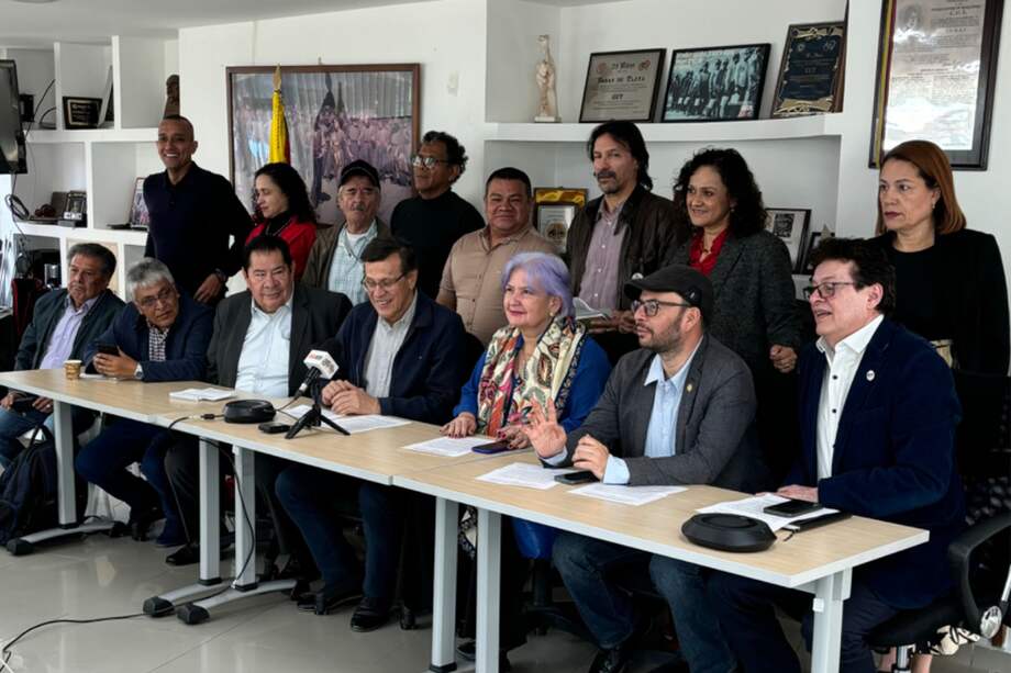 La senadora Gloria Flórez y los representantes Gabriel Becerra y Alirio Uribe, los tres del Pacto Histórico, junto a sindicales obreras como la CUT de Fabio Arias, lideran cumbre progresista en Bogotá.