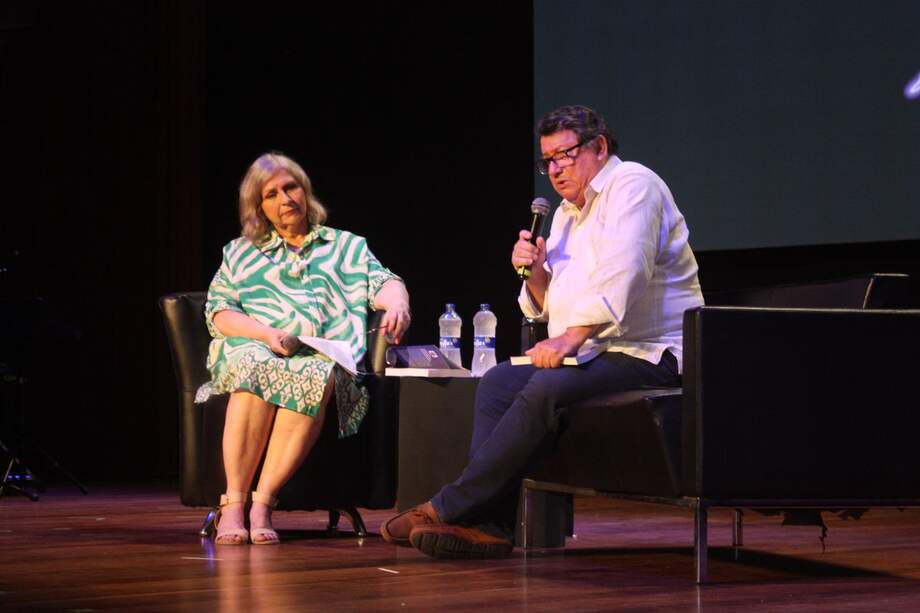 Mary Mar Aunque y Miguel Iriarte, durante la presentación del libro “Adolfo González Henríquez – Ensayos, artículos, columnas (1986-1996)”, que se realizó en septiembre en el Teatro José Consuegra, en Barranquilla.
