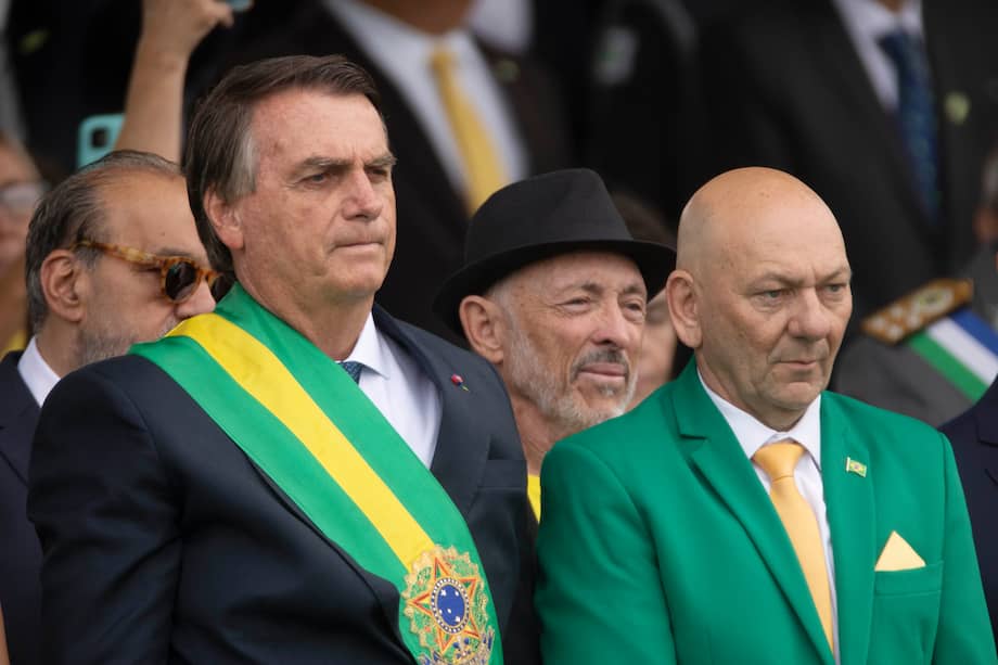 El presidente de Brasil, Jair Bolsonaro (i) y el empresario Luciano Hang (d), observan el desfile de celebración del Bicentenario de la Independencia de Brasil en Brasilia.