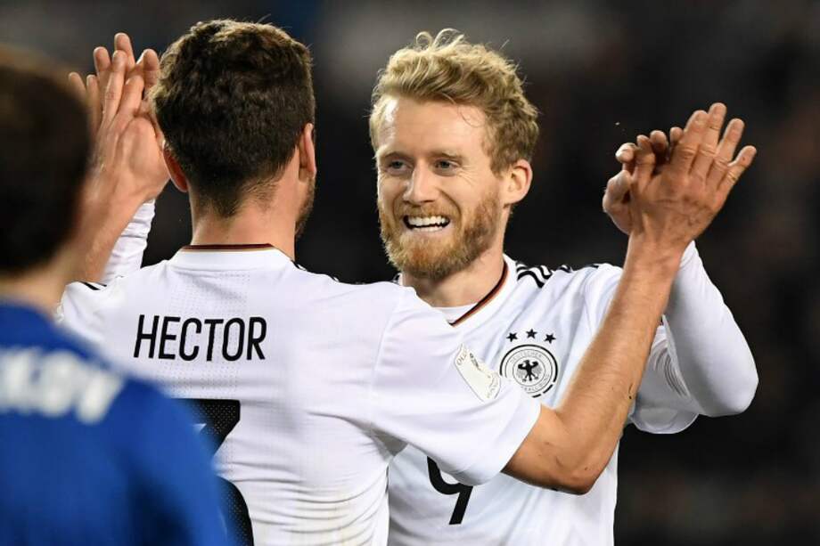 André Schurrle (d) abrió el marcador este domingo en el triunfo de Alemania. / AFP
