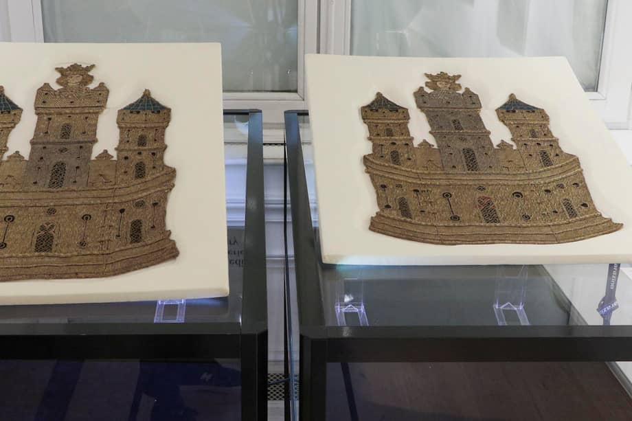Imagen de los bordados heráldicos que serán subastados en Londres, tras su exhibición en París.