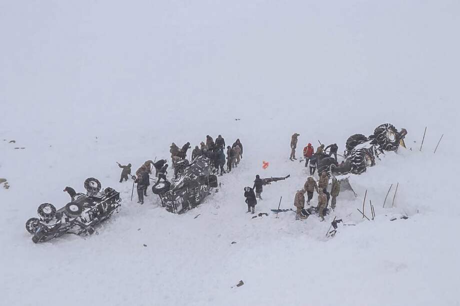 Según informó el gobernador de la provincia de Van, donde se produjo la catástrofe, por ahora se han recuperado los cadáveres de 12 socorristas y nueve civiles.
/ AFP