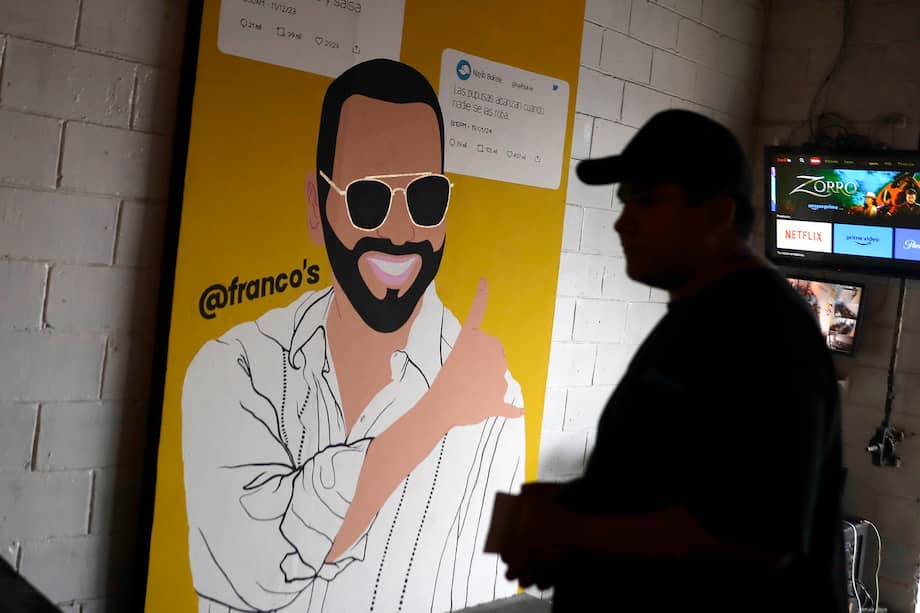 Una imagen alusiva al presidente Nayib Bukele exhibida en una cafetería, hoy en San Salvador (El Salvador).