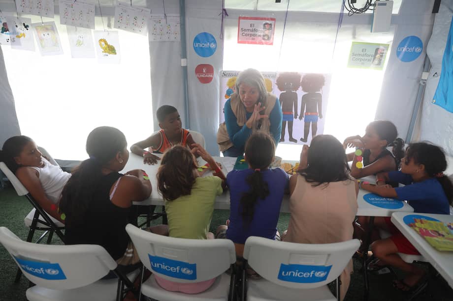 Una mujer da una clase a niños en un polideportivo donde viven centenares de personas una semana después del doble terremoto de Venezuela, este miércoles, en La Guaira (Venezuela).