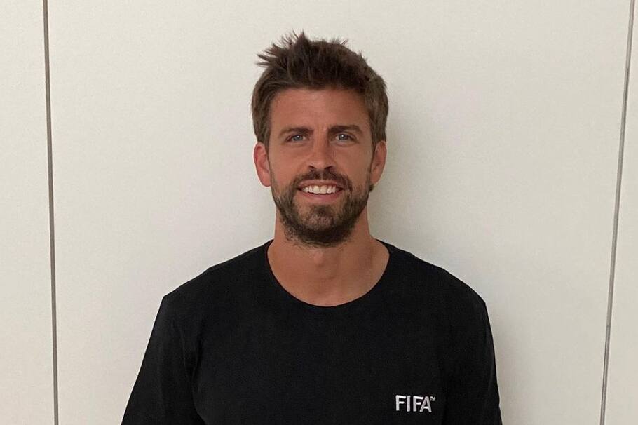 Mientras Shakira lucha por la custodia de sus hijos, Piqué disfruta de su romance con Clara Chía.