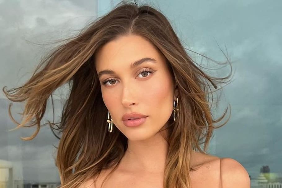 Hailey Bieber trae una nueva tendencia de uñas con su manicure perlado