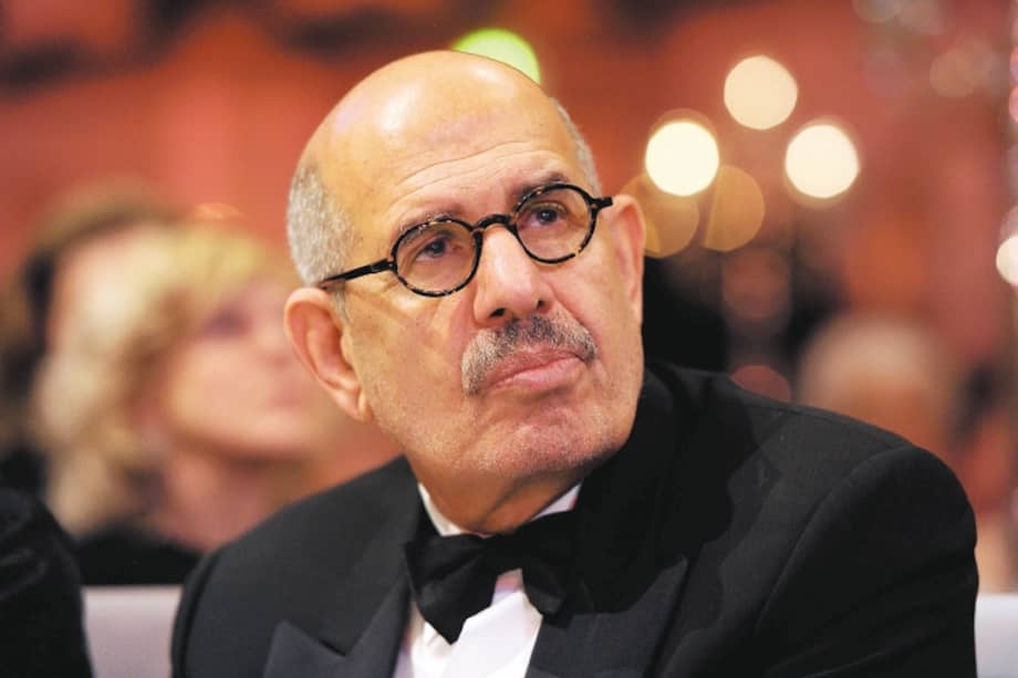 Mohamed ElBaradei fue vicepresidente de Egipto y director general del Organismo Internacional de Energía Atómica (OIEA). Recibió el Premio Nobel de la Paz en 2005, compartido con el organismo que dirigía, por sus esfuerzos para prevenir el uso militar de la energía nuclear y promover su uso pacífico y seguro.