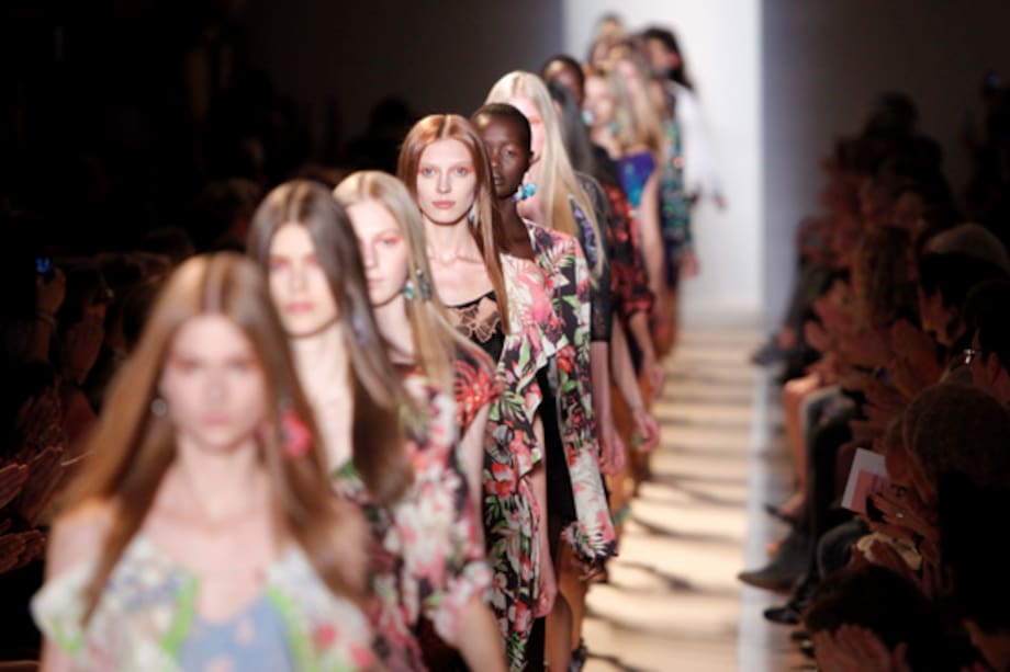 Verano 2011: plumas, vestidos al vuelo y cristales brillantes