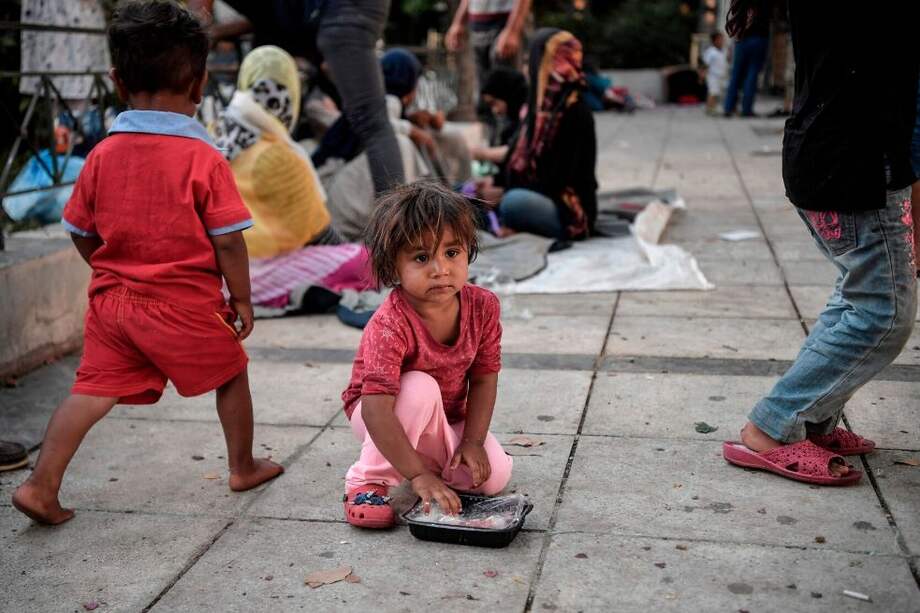 Una niña afgana permanece en un campamento de refugiados en la isla de Lesbos. / AFP