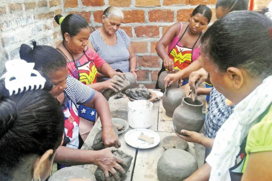 Tras el paso de las Auc, sólo dos personas quedaron fabricando tinajas de barro. Hoy, 30 guacocheras se capacitan para recuperar la tradición. / Unidad para las Víctimas