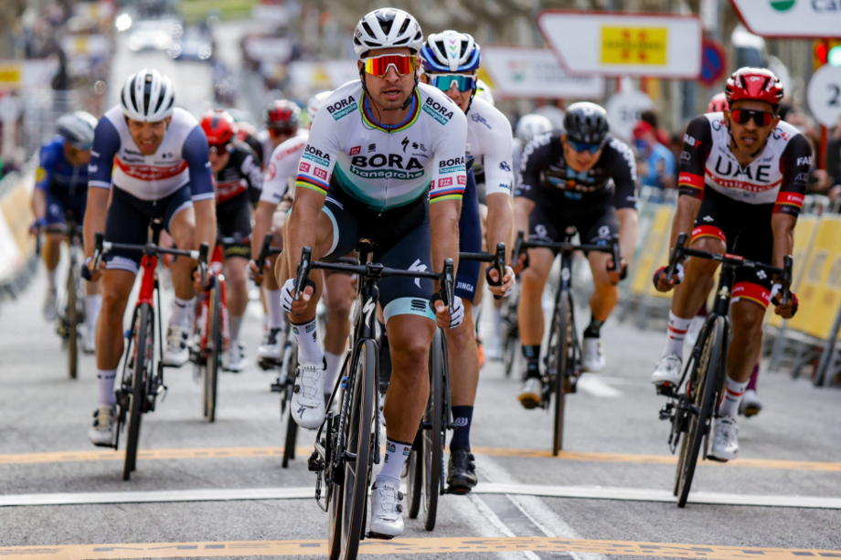 Peter Sagan en el sprint final de la etapa seis de la Vuelta a Cataluña. Juan Sebastián Molano (derecha de la imagen) quedó tercero.