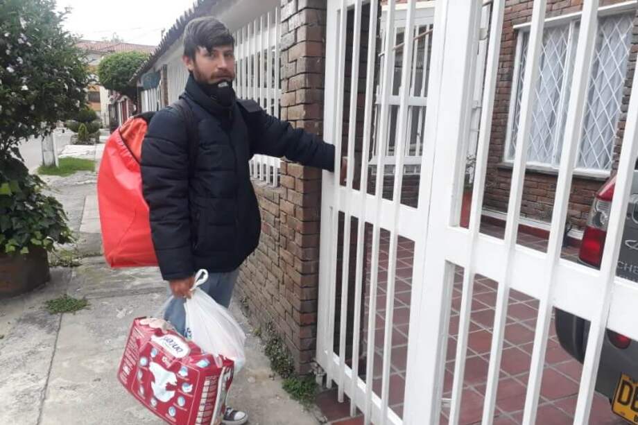 Warner entrega un pedido de medicinas y pañales para una adulta mayor en el norte de Bogotá. / Fotos: Nelson Padilla