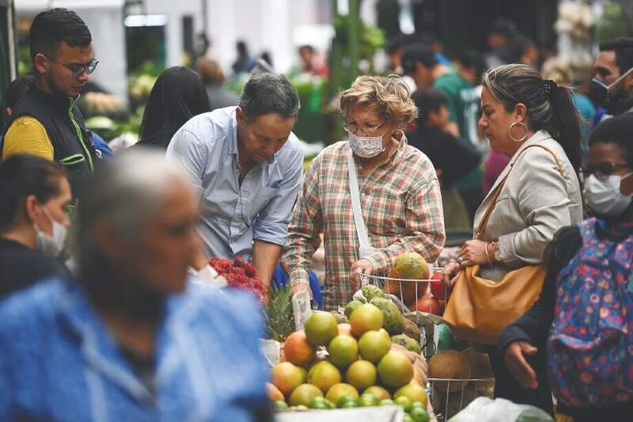 A Corabastos sigue llegando gran cantidad de camiones, incluso más de lo habitual, y se aumentaron los estándares de higiene. / Gustavo Torrijos
