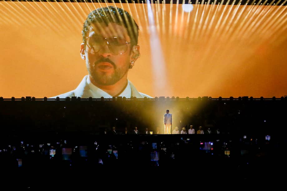 Durante décadas, el archipiélago de Hawái fue promovido como paraíso turístico global. El resultado: comunidades locales desplazadas, lenguas y culturas convertidas en mercancía, ciudadanos que hoy no pueden permitirse pagar la vida en la tierra donde nacieron.