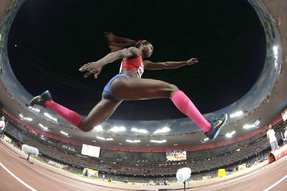 Caterine Ibargüen trabaja día a día para superar su resultado en Londres 2012 y colgarse una medalla no de plata sino de oro. / EFE