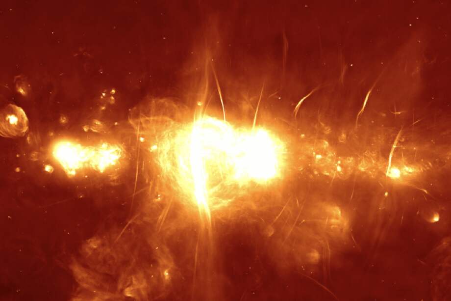 La imagen de MeerKAT muestra las regiones centrales de nuestra galaxia con una gran cantidad de características nunca antes vistas, así como una vista más clara de restos de supernova previamente conocidos, regiones de formación de estrellas y filamentos de radio. / (Crédito: SARAO)