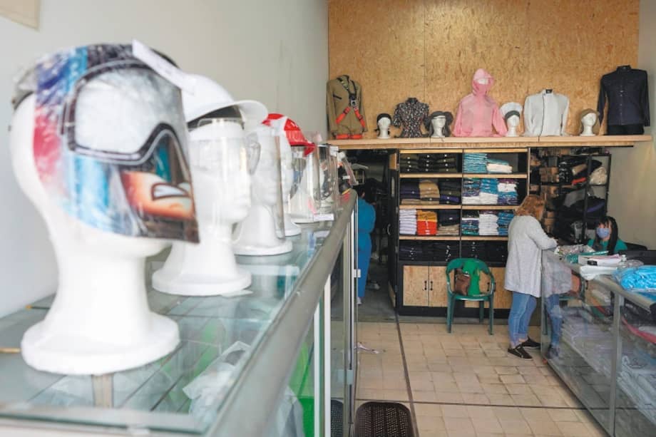 Uno de los focos de reactivación de la industria textil y de la confección fue la producción de materiales de protección para el sector salud y para los usuarios finales. / Bloomberg