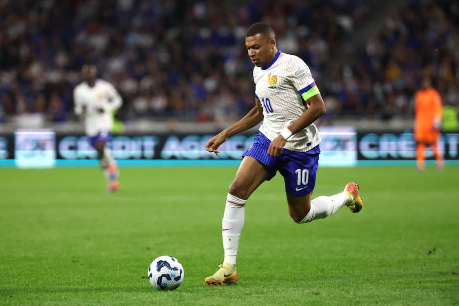 El delantero número 10 de Francia, Kylian Mbappé, corre con el balón durante el partido de ida de la Liga de Naciones de la UEFA, Liga A - Grupo 2 entre Francia y Bélgica en el Parc Olympique Lyonnais en Lyon el 9 de septiembre de 2024.