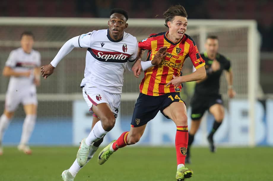 Johann Helgason y Jhon Lucumí durante un partido de la Serie A italiana entre Lecce y Bologna en el estadio Via del Mare.