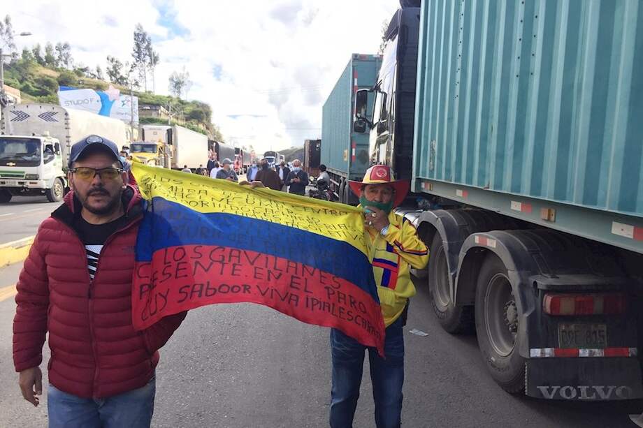 Comerciantes colombianos expresaron hoy miércoles su malestar por la decisión de su Gobierno y el de Ecuador de mantener clausurada la frontera a raíz de la variante de la COVID-19 ómicron.