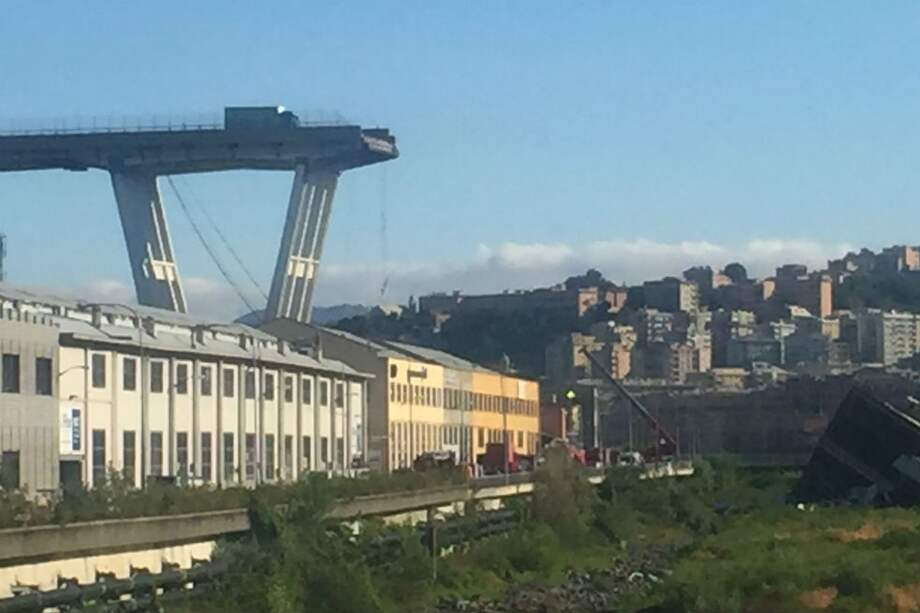 El puente Morandi, en Génova, Italia. Parte del viaducto colapsó el martes dejando 39 muertos. / Ricardo Abdahllah / Génova