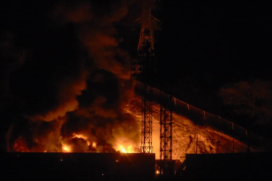 Imagen del incendio en Fuerte Tiuna, el complejo militar más grande de Venezuela, tras una serie de explosiones en Caracas