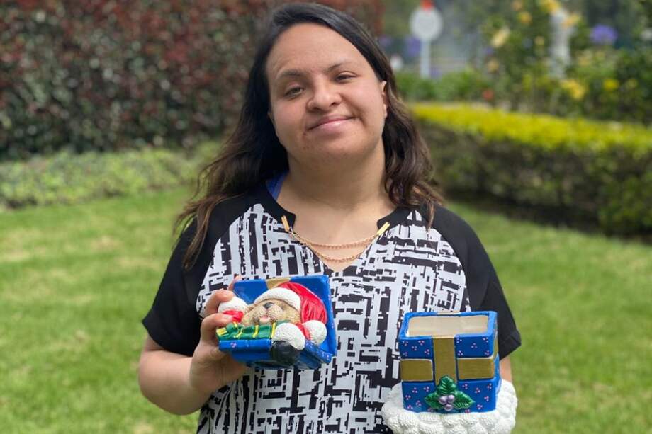 El programa, que desde su nacimiento ha beneficiado a más de 15.000 personas con discapacidad intelectual y a sus familias. En la foto, Laura Juliana expone sus cerámicas.