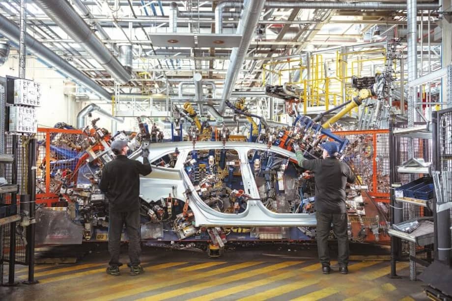 El comercio, fabricación y reparación de vehículos fueron algunas de las actividades aprobadas para su reactivación. / Getty Images.