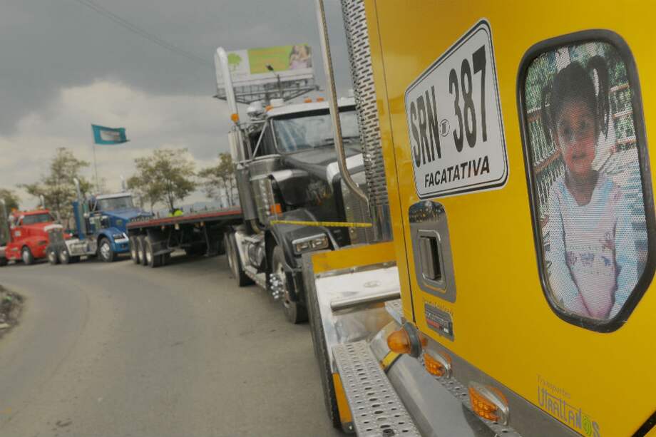 Los transportadores piden que se reduzcan el precio de la gasolina y el de los peajes. / Archivo