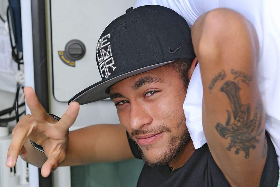 En su casa de São Paulo, Neymar se recupera de la lesión lumbar que lo alejó del Mundial. / AFP