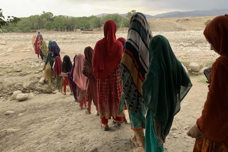 Los alumnos asisten a una clase al aire libre en una escuela pública del distrito de Achin, provincia de Nangarhar, Afganistán.