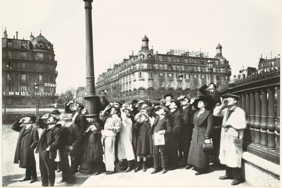 Multitud viendo un eclipse en París en 1912. / Eugène Atget (1857–1927), Metropolitan Museum of Art - Wikipedia Commons