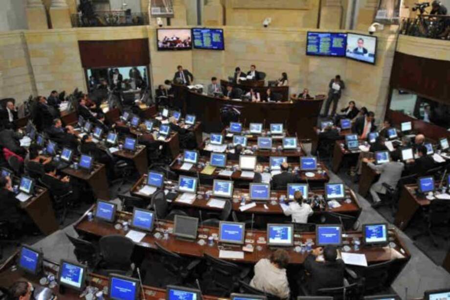 Cuestionan millonaria citación a extras del Congreso