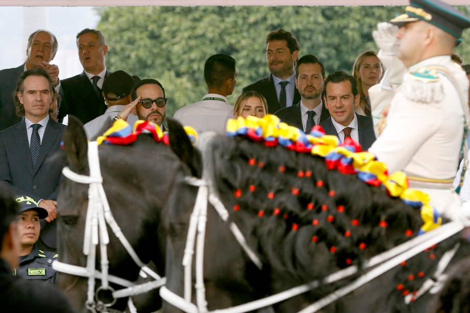 El alcalde de Medellín; Federico Gutiérrez (i), el presidente electo de Colombia, Abelardo de la Espriella (2-i); su esposa, Ana Lucía Pineda (c), y el ministro del Interior designado, Rodrigo Lara, asisten al desfile militar del Día de la Independencia en Medellín (Colombia).