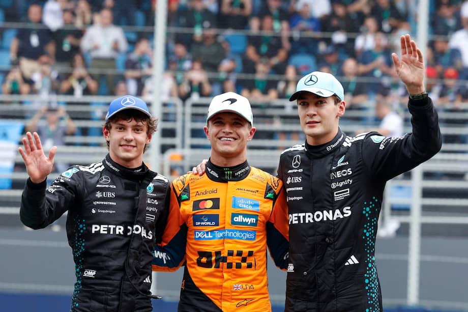 De izquierda a derecha, el italiano Kimi Antonelli (Mercedes), el británico Lando Norris (McLaren) y el británico George Russell (Mercedes).