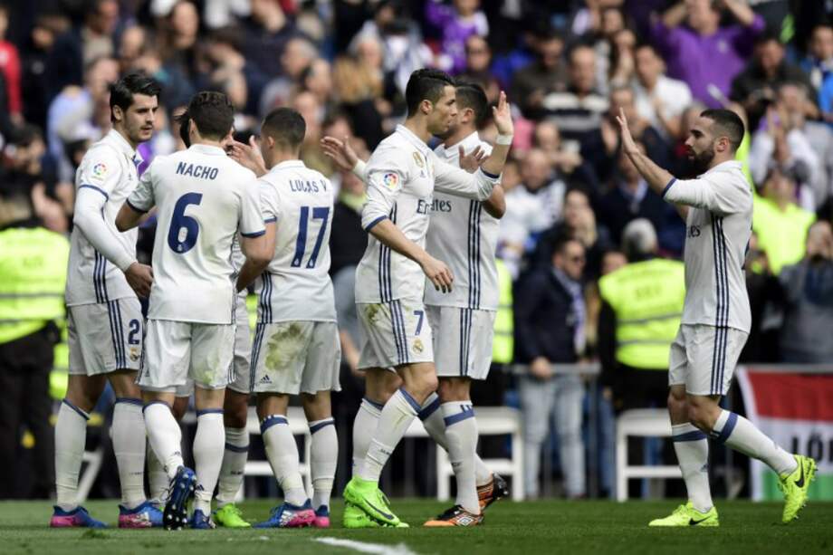 Los jugadores de Real Madrid celebran uno de los goles con los que triunfaron este sábado en el estadio Santiago Bernabéu. / AFP