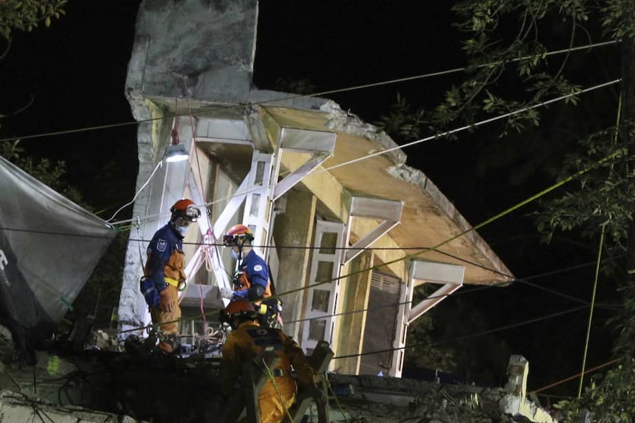 Brigadas de rescatistas laborando en el conjunto multifamiliar de Tlalpan, en Ciudad de México. / EFE.