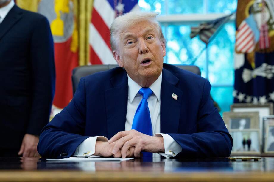 El presidente de los Estados Unidos, Donald J. Trump, habla con los medios durante la firma de una orden ejecutiva.