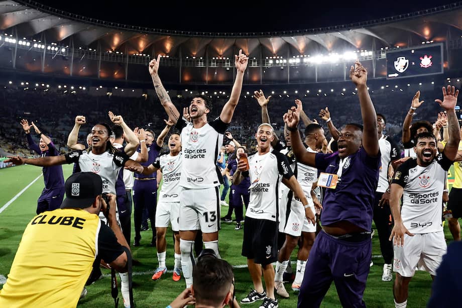 Jugadores de Corinthians celebran al ganar la final de la Copa de Brasil a Vasco Da Gama en el Estadio Maracaná, de Río de Janeiro, Brasil.