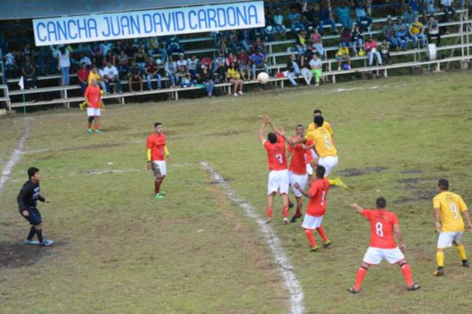 La cancha iba a llevar el nombre de José Ricardo Torres, en homenaje al líder veredal que impulsó el fútbol en Llano Grande. Sin embargo, la muerte inesperada de un joven de 17 años en 2017 hizo cambiar de planes a la comunidad. Ahora lleva el nombre de Juan David Cardona. / Fotos: Wálter Arias.