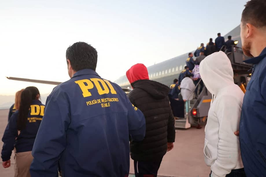 Imagen de la PDI muestra a oficiales escoltando a migrantes que abordan un avión de la Fuerza Aérea de Chile en una deportación desde el aeropuerto de Santiago el 16 de abril de 2026.