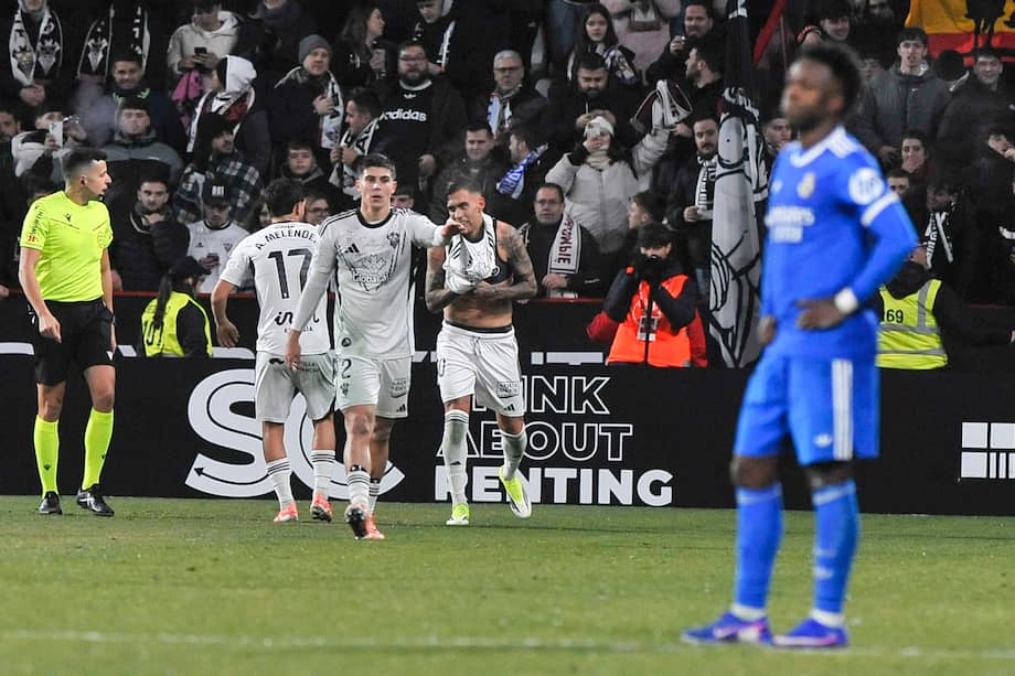 Vinícius Jr. de Real Madrid, se lamenta aante la derrota contra Albacete.