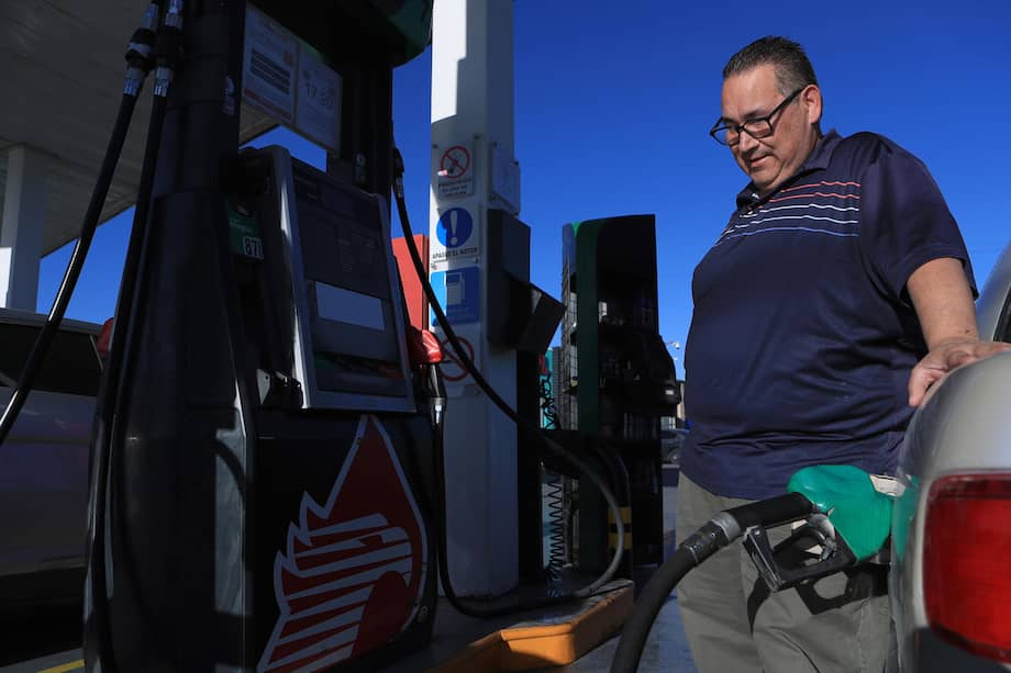 La medida, sustentada en un dólar más barato y petróleo moderado, busca aliviar costos de transporte y consumo. Aunque el FEPC muestra superávit, la sostenibilidad del recorte depende de la estabilidad cambiaria.