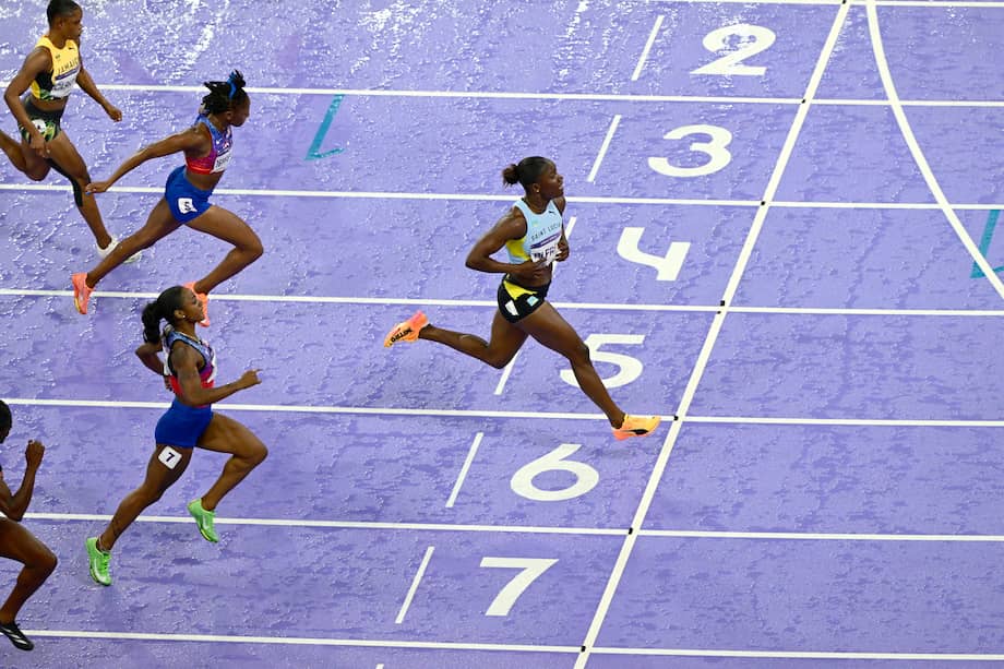 Julien Alfred de Santa Lucía gana la final femenina de 100 metros de las competiciones de atletismo en los Juegos Olímpicos de París 2024, en el estadio Stade de France en Saint Denis, Francia, el 3 de agosto de 2024.