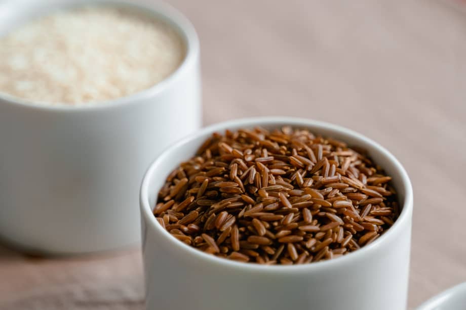 Con su sabor a nuez y su textura firme, el arroz integral brilla en ensaladas, bowls, salteados y rellenos de vegetales.